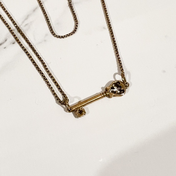 Gold key necklace - Picture 2 of 3